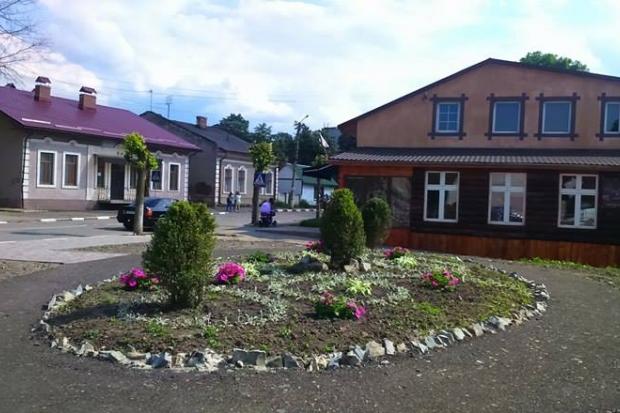 У Калуші завершили облаштування клумби на місці аварійного будинку на вулиці Чорновола | Фото: "Вікна"