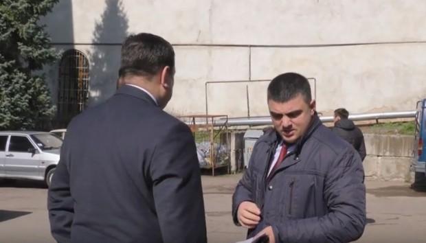 Начальник Калуського відділу поліції Василь Маківничук під час "затримання" службового автомобіля Калуської РД