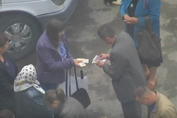 Пікетувальники просто під ОДА отримували гроші | Фото: Скрін з відео