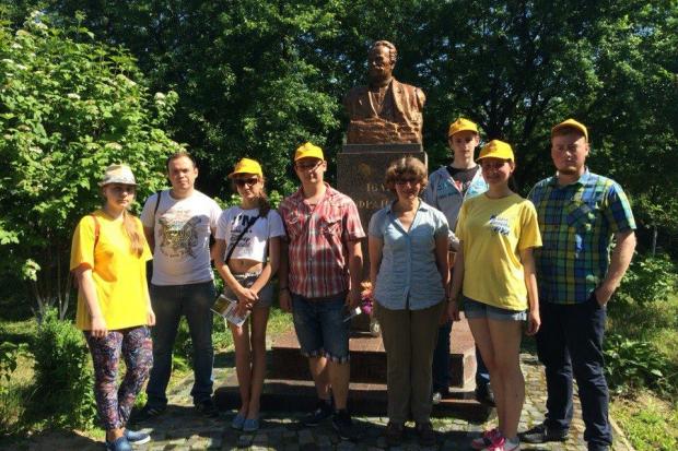 Квест розпочався у сквері Івана Франка і закінчився у музеї-садибі родини Каменяра у Підгірках | Фото: Калуська МО Молод