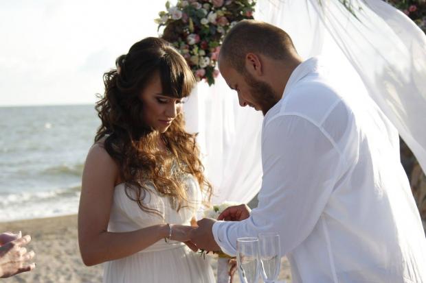 Молодята дали один одному обітниці босоніж на березі Азовського моря