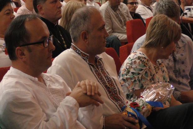 Сергій подарував Калушу копію пам'ятника Роксолані, що встановлений у Рогатині | Фото: Скрін з відео