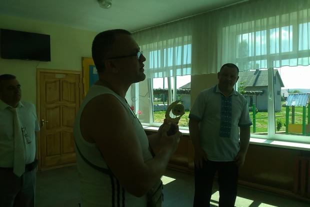 Ініціатор легкоатлетичного пробігу Роман Мокрецький подарував школі кубок переможця із зображенням Павла Ліщинського