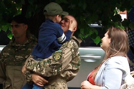 Правоохоронці вирушили на Схід, щоб замінити своїх колег. Ротації відбуваються щомісяця