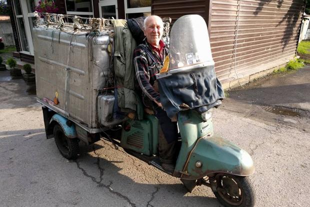Незважаючи на важке життя, дядько Валік досить любить людей | Фото: Мирослав Ганущак