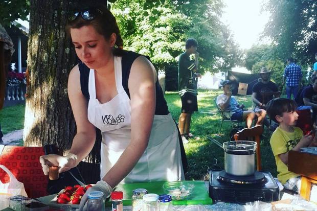 Для любителів шоколаду майстриня Юля провела майстер-клас з приготування шоколаду та почастувала печенням з передбачення