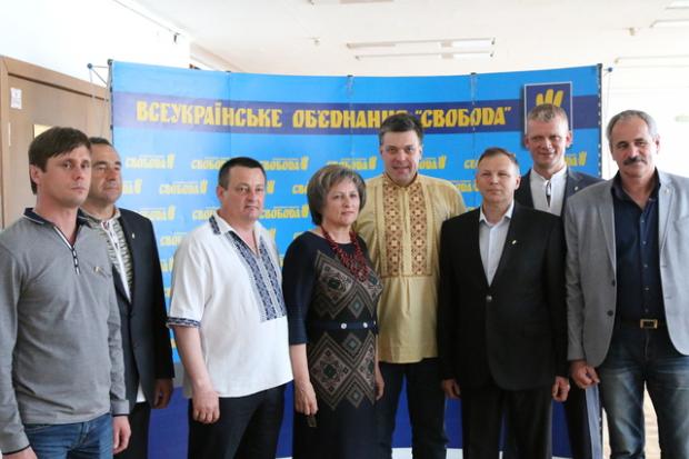 Оксана Тебешевська (по центру) нині є депутатом Івано-Франківської обласної ради від ВО "Свобода"