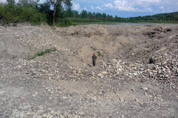 "Це не АТО. Це на річці Прут біля села Воскресінці Коломийського району", &mdash; підписав світлину Євген Гапи
