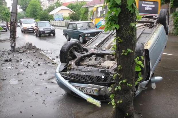 За кілька днів та сама автівка вдруге потрапила у ДТП | Фото: Скрін з відео