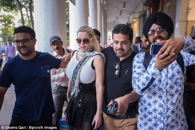 Модель стала дуже популярною в Індії. Тут же їй і поміняли колір очей