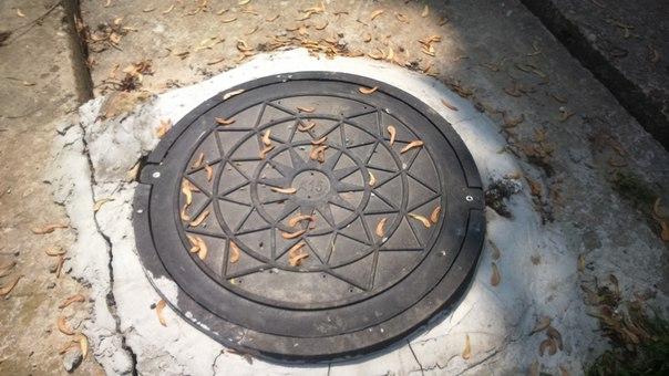 Замість викрадених металевих кришок у Калуші встановлюють пластмасові | Фото: Калуш урбаністичний/vk.com