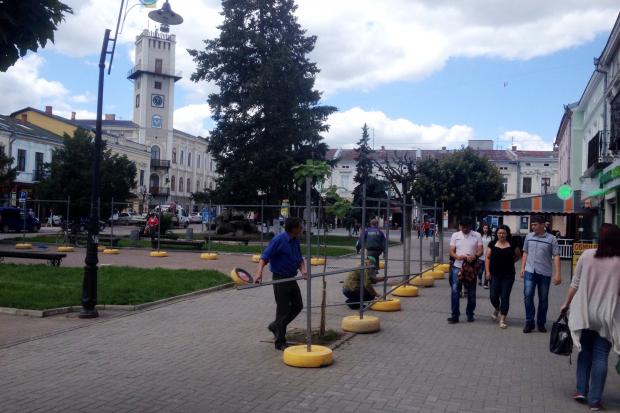 Територію, де пройдуть роботи, на час будівництва обгородили парканом | Фото: dzerkalo.media