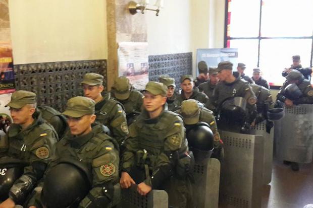 Вперше за всю історію незалежності до Львівської міської ради не пропускають людей, а вхід перегородили парапетами.