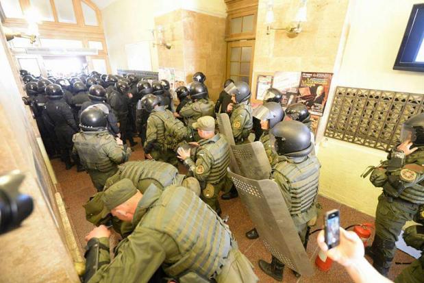 Hозпочалася штовханииа, протестувальники заявили про застосування силовиками щодо них сльозогінного газу | Фото: Мар