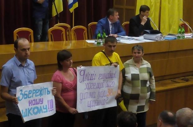 Представники з села Цвітова не підтримують закриття їхньої школи, і прийшли на сесію з проханням не закривати її.