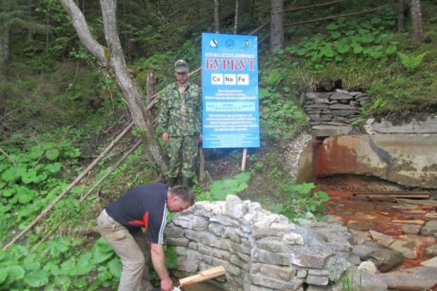 Село Буркут  відоме джерельною мінеральною водою, яка називається "Буркут", що означає "кисла, винна&quot