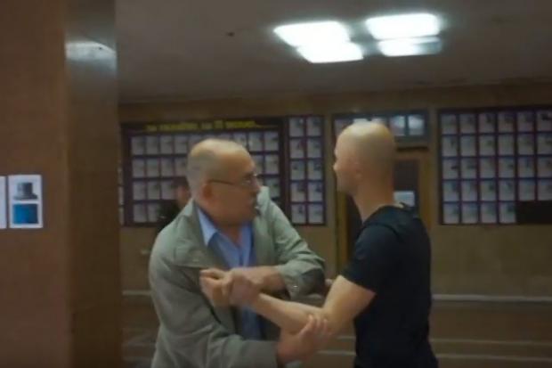 Свою агресію проти митця керуючий справами облансої ради обернув проти журналіста. Художник та охорона прийшли на допомо