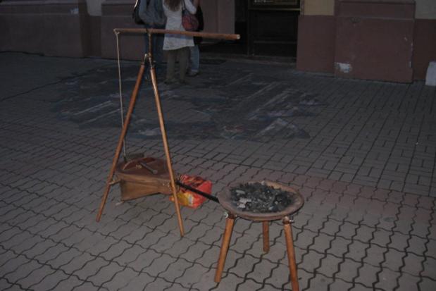 У 60-тих роках, коли костел перетворили на геологічний музей, під час ремонтних робіт рештки Потоцьких викинули