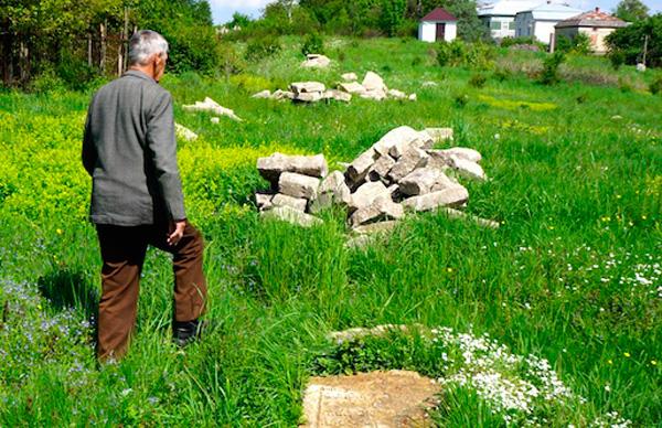 Після масового вбивства євреївнавіть зелень на місці злочину ще впродовж багатьох років була іншого відтінку: дві жовто-