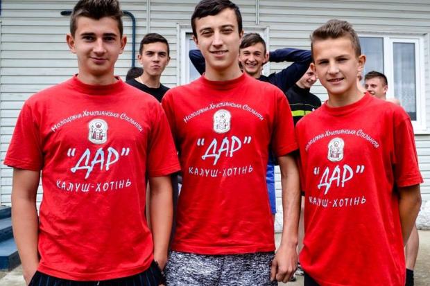 У змаганнях приймали участь 5 команд, сформованих із юнаків та дівчат мікрорайону Хотінь | Фото: Управління культури Кал