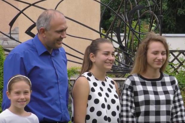 У родині Насаликів ростуть троє доньок | Фото: Скрін з відео