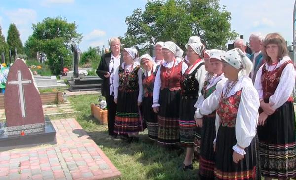 У відкриття пам'ятного знака взяв участь хор "Доленька" | Фото: Скрін з відео