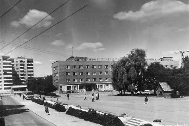 Площа Героїв у Калуші два десятиріччя тому була просторішою і зеленішою | Фото: Микола Гоц/Facebook