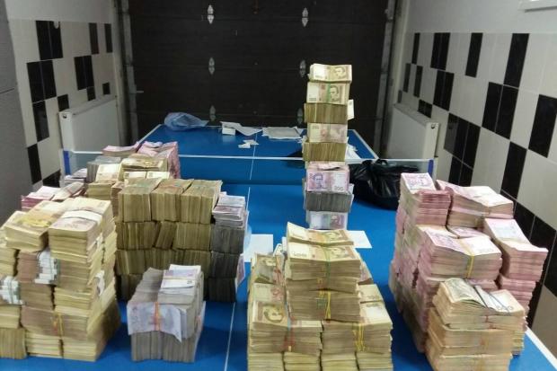 Під час обшуків в офісах, автомобілях та за місцем проживання організаторів, правоохоронці вилучили понад одинадцять міл