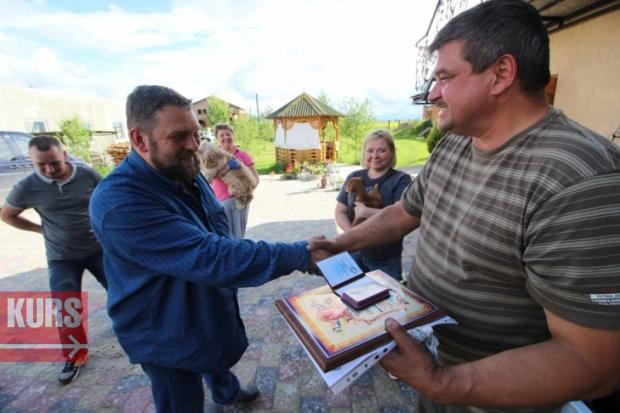 Михайлу Курію вручили подяку та медаль "За гідність і патріотизм" | Фото: Курс