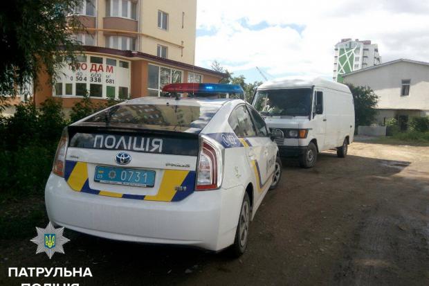 Патрульні оперативно прибули на місце виклику й заблокували мікроавтобус, який мав вивезти металеві секції паркана