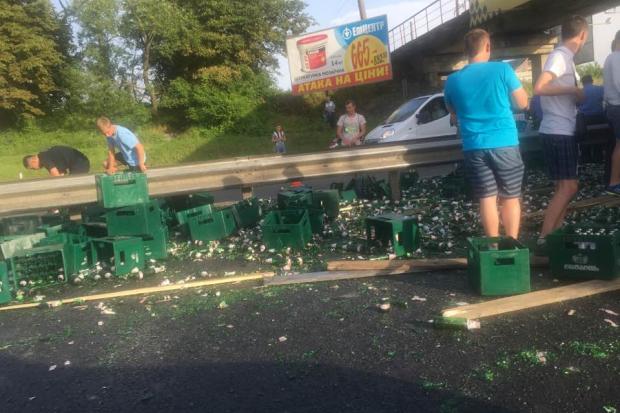 Очевидці аварії зупиняли свої автівки посеред дороги і крали пиво ящиками. | Фото: Володимир Микитин/Facebook