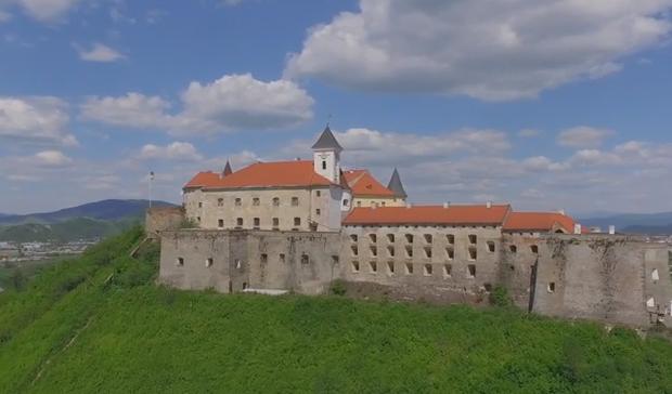 З оглядових майданчиків відкривається вражаючий краєвид на Мукачеве, Латорицю та передгір&rsquo;я Карпат | Фото: Скрін з