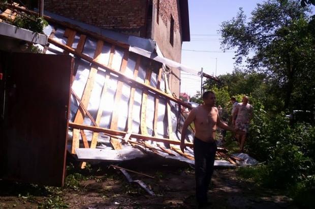 Зараз небайдужі калушани пробують врятувати будинок від затоплення | Фото: Ігор Мудрик