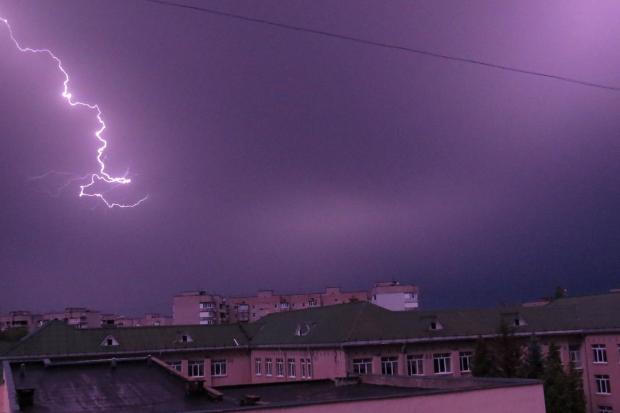 Близько години помешкання калушан освітлювали безперервні сяйва від блискавок | Фото: Любов Карташова