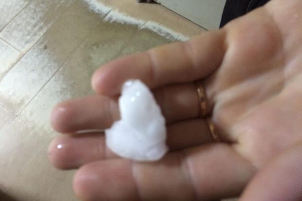 Калушани збирають град, який принесла стихія | Фото: Inilara Obirin/Facebook