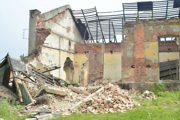 Колишні робітники та акціонери ВАТ &laquo;Печеніжинського меблевого комбінату&raquo; родовжити розбирати на цеглу приміщ