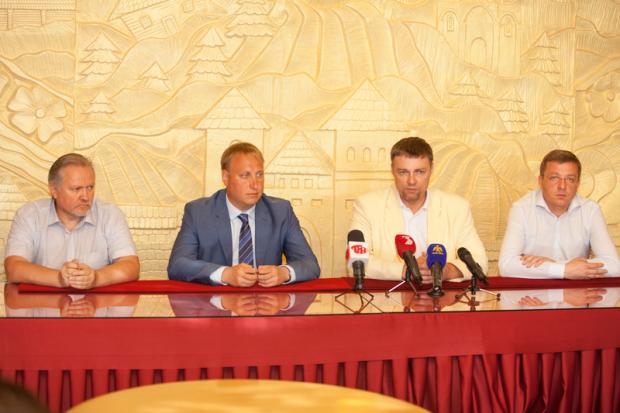 "Наша команда рішуче засуджує спроби капітуляції перед Путіним, який намагається просунути так звану коаліцію у Вер