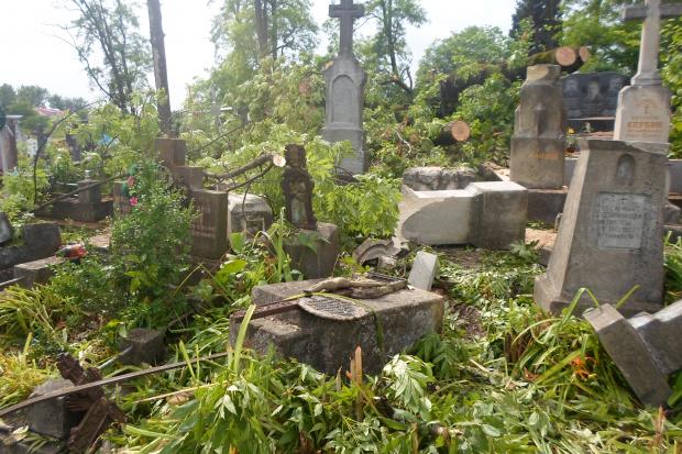 Місто буде відновлювати втрачені надгробки