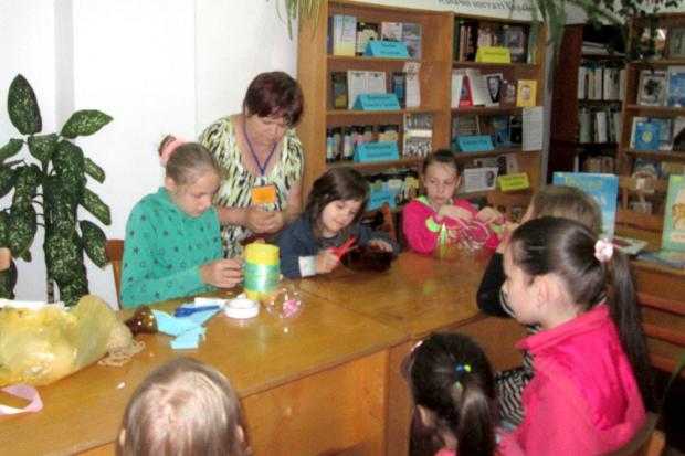 Учасники засідання з задоволенням навчилися виготовляти з пластикових пляшок речі для зберігання дрібних предметів, вазо