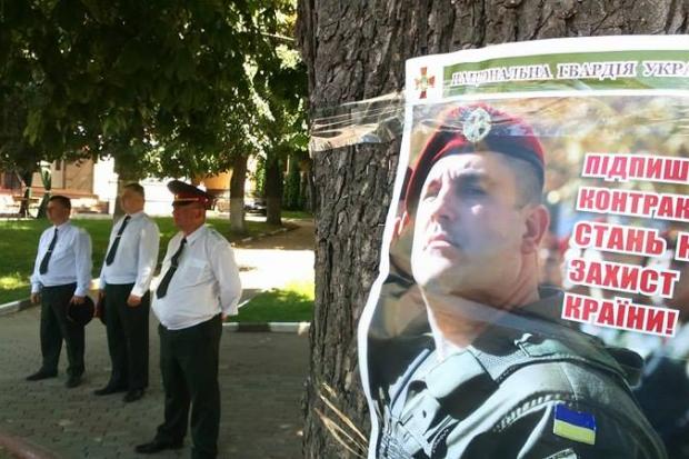 Музиканти у кількості 77-ти чоловік, серед яких було і троє дівчат, виступили на площі Героїв | Фото: "Вікна"