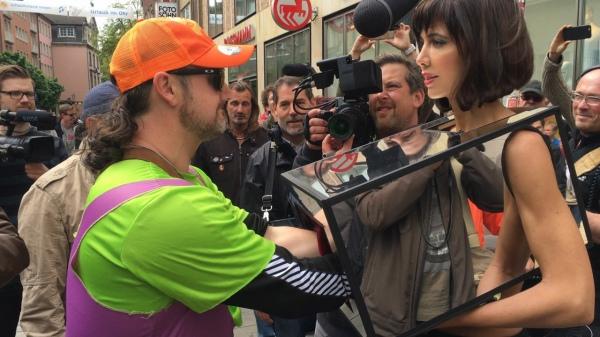 Торкатися до жінки можна було лише протягом 30-ти секунд | Фото: life.pravda.com.ua