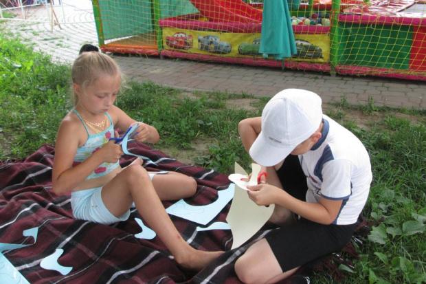 В спекотні дні бажано проводити час не в приміщеннях, де мало кисню, а на свіжому повітрі | Фото: Юнацька Бібліотека