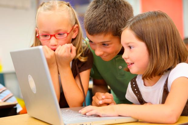 Одна третина дітей розповідає про місце, де працюють їхні батьки, а 23% навіть говорять про те, яку суму батьки заробляю