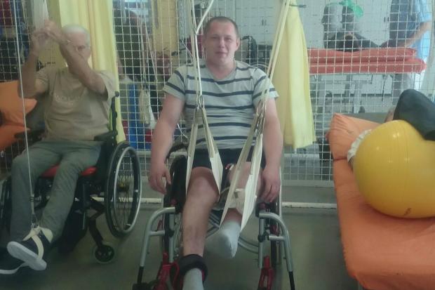 Олег Івахнюк демонструє справжню силу волі і докладає зусиль, щоб стати на ноги | Фото: Mykhaylo Kuziv