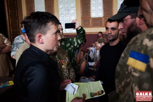 Надія була змушена спілкуватися з АТОшниками &ndash; ті розповіли їй, що на цьому ж окрузі балотується бойовий побратим,