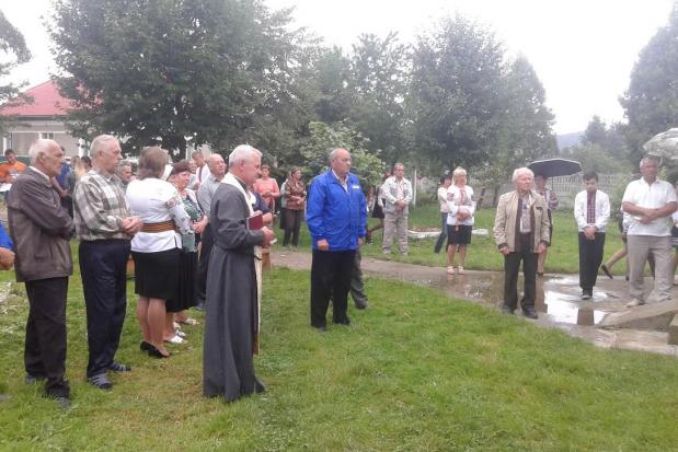 Голова сільської ради села Мединя Іван Стус подякував меценатам за увагу до діяльності Дмитра Коржинського | Фото: Марта