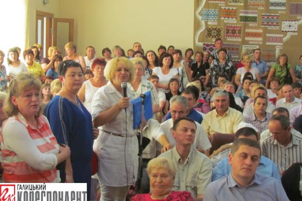 Після розгляду двох питань сесію під тиском медиків закрили. | Фото: gk-press.if.ua