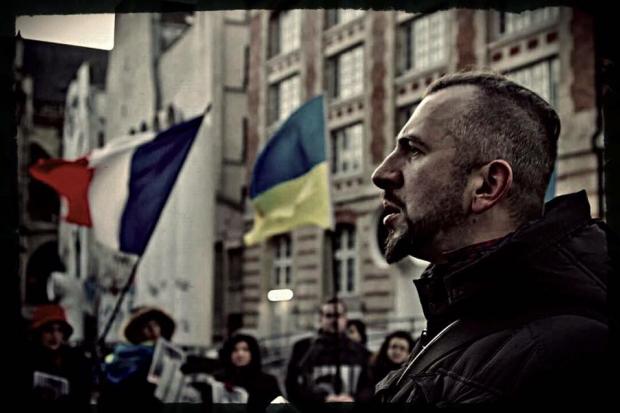 Василь Сліпак 19 років жив у Франції, де співав у Паризькій опері. Але коли розпочалася війна на Донбасі, повернувся на 