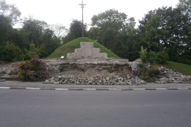 Реконструкцію могили &laquo;Борцям за волю України&raquo; | Фото: nadvirnamr.gov.ua