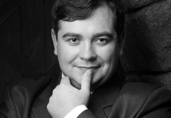 "Я би казав голосувати за Ігоря Ткача, хоч то і виглядає не дуже скромно. Досить голосувати за партію влади. Нам по